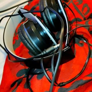 Black Headphones In good shape Use them for walks